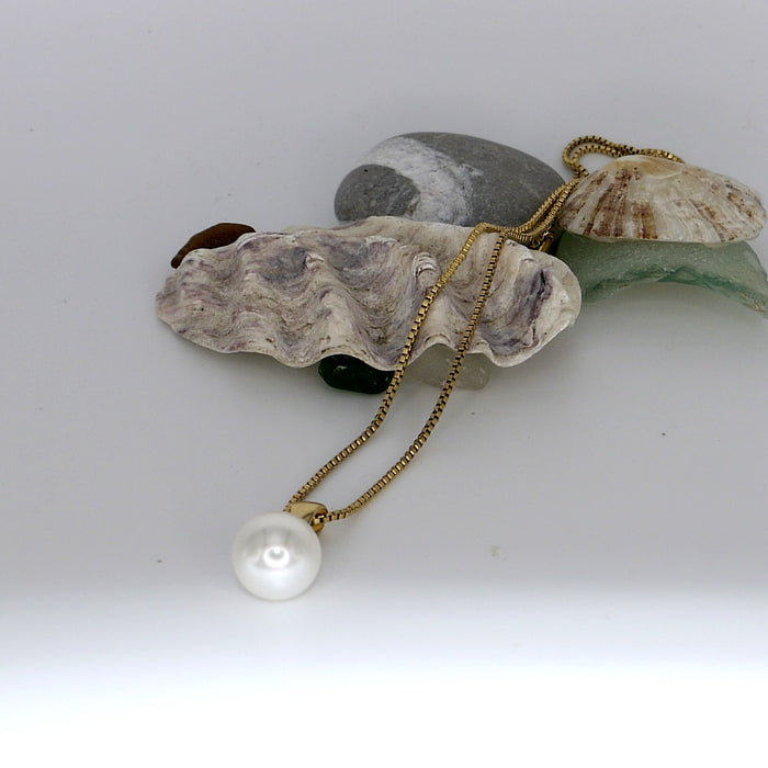 Pearl Pendant Necklace – flat lay